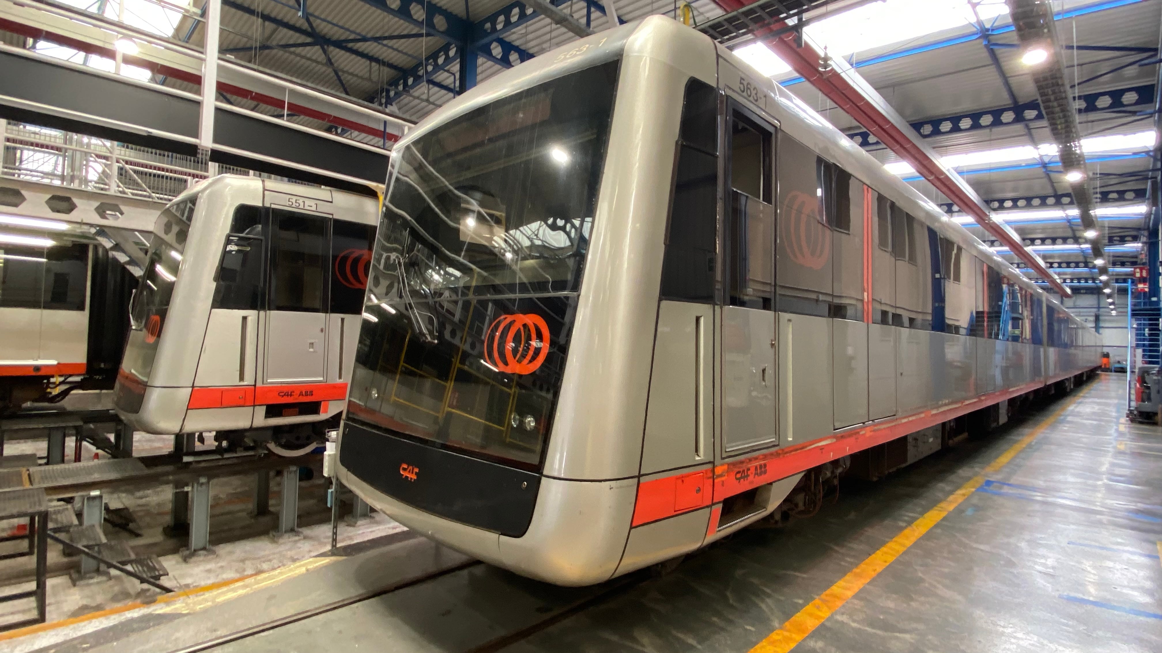 Tres trenes de Metro Bilbao en las cocheras.