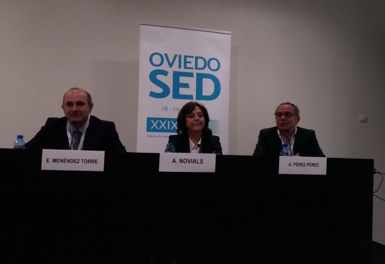 Presentación del XXIX Congreso de la Sociedad Española de la Diabetes que se celebra en Oviedo. En la mesa, de izq. a dcha.: Dr. Edelmiro Menéndez, presidente del Comité Organizador Local, Dra. Anna Novials, presidenta de la SED, y Dr. Antonio Pérez, pres