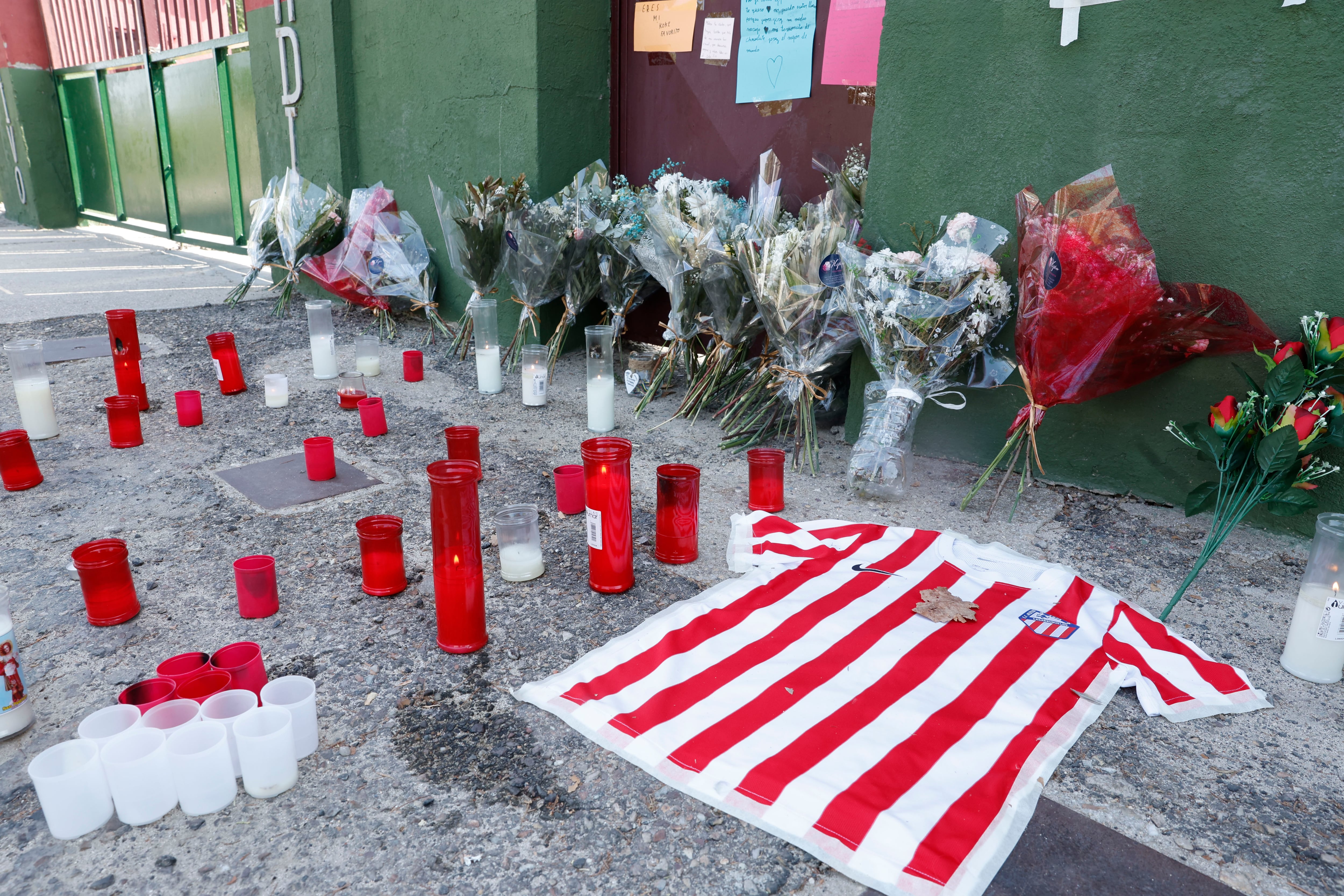 MOCEJÓN (TOLEDO), 21/08/2024.- Velas, flores y una camiseta en recuerdo del niño de 11 años Mateo, que fue asesinado el pasado domingo mientras jugaba al fútbol con unos amigos en Mocejón (Toledo) y del que este miércoles se celebra su funeral en la iglesia de la localidad, EFE/ Chema Moya