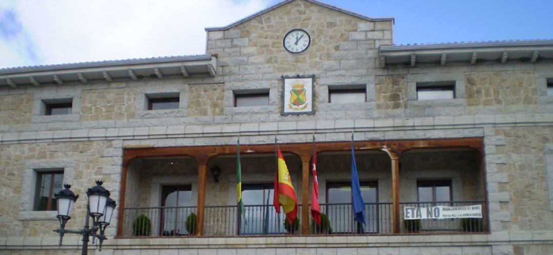 Fachada del Ayuntamiento de Manzanares el Real