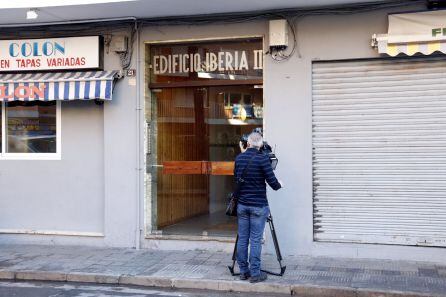 El portal del edificio donde una mujer ha sido asesinada.