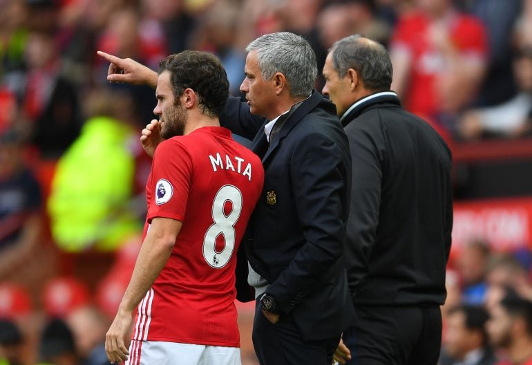 Mourinho charla con Mata