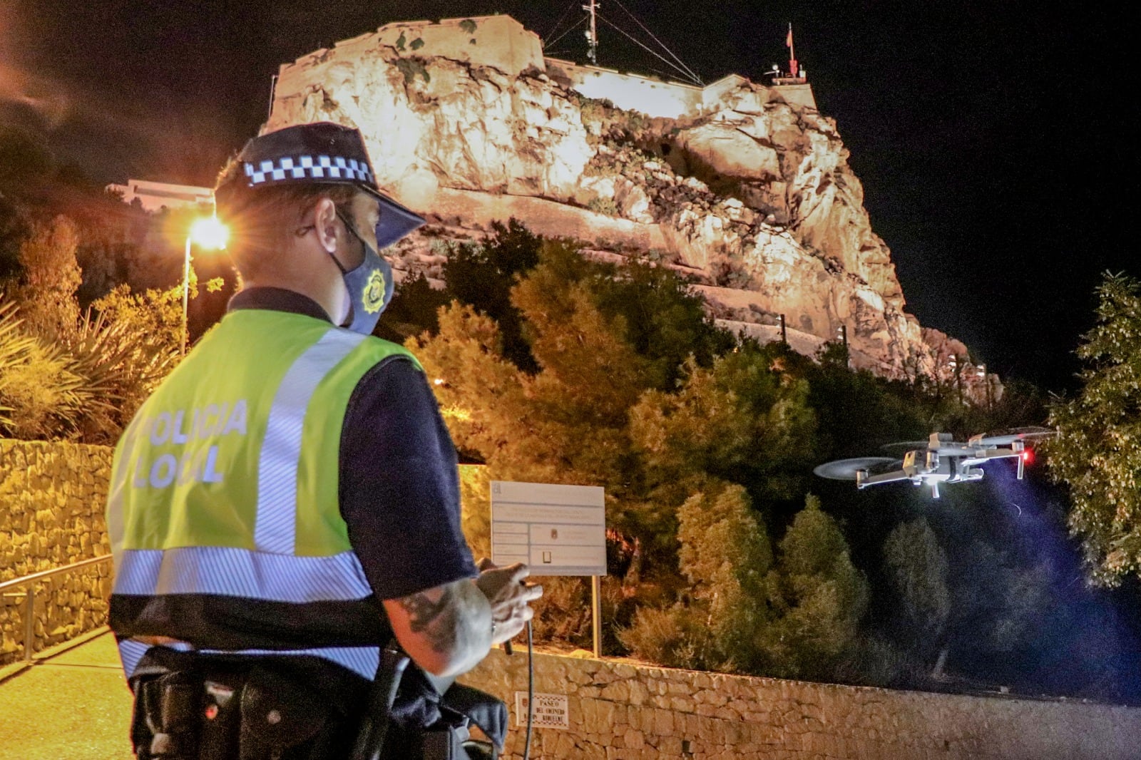 Un policía local maneja un dron en Alicante