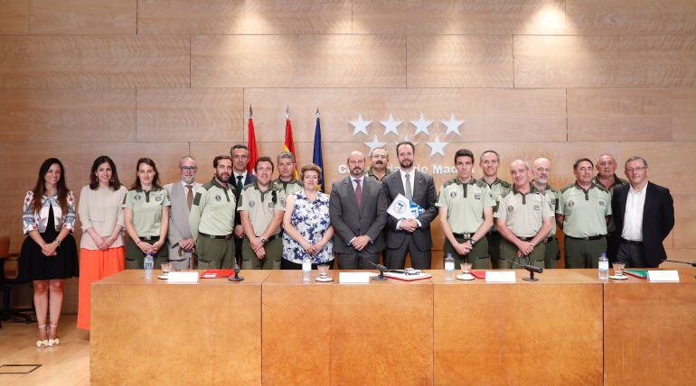 El vicepresidente de la CAM, Pedro Rollán, tras la firma del convenio con los Agentes Forestales