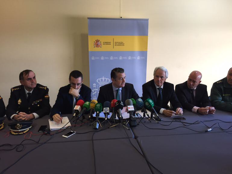 El delegado del Gobierno en Andalucía, Antonio Sanz, junto al alcalde de La Línea, Juan Franco, el subdelegado del Gobierno en Cádiz, Agustín Muñoz y mandos policiales