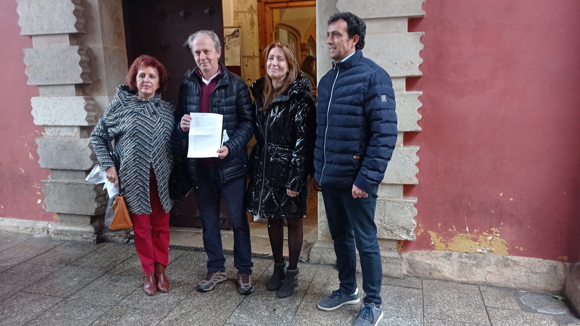 Representantes de los grupos políticos de PP, Ciudadanos y Cuenca en Marcha con la moción que es debatirá en pleno