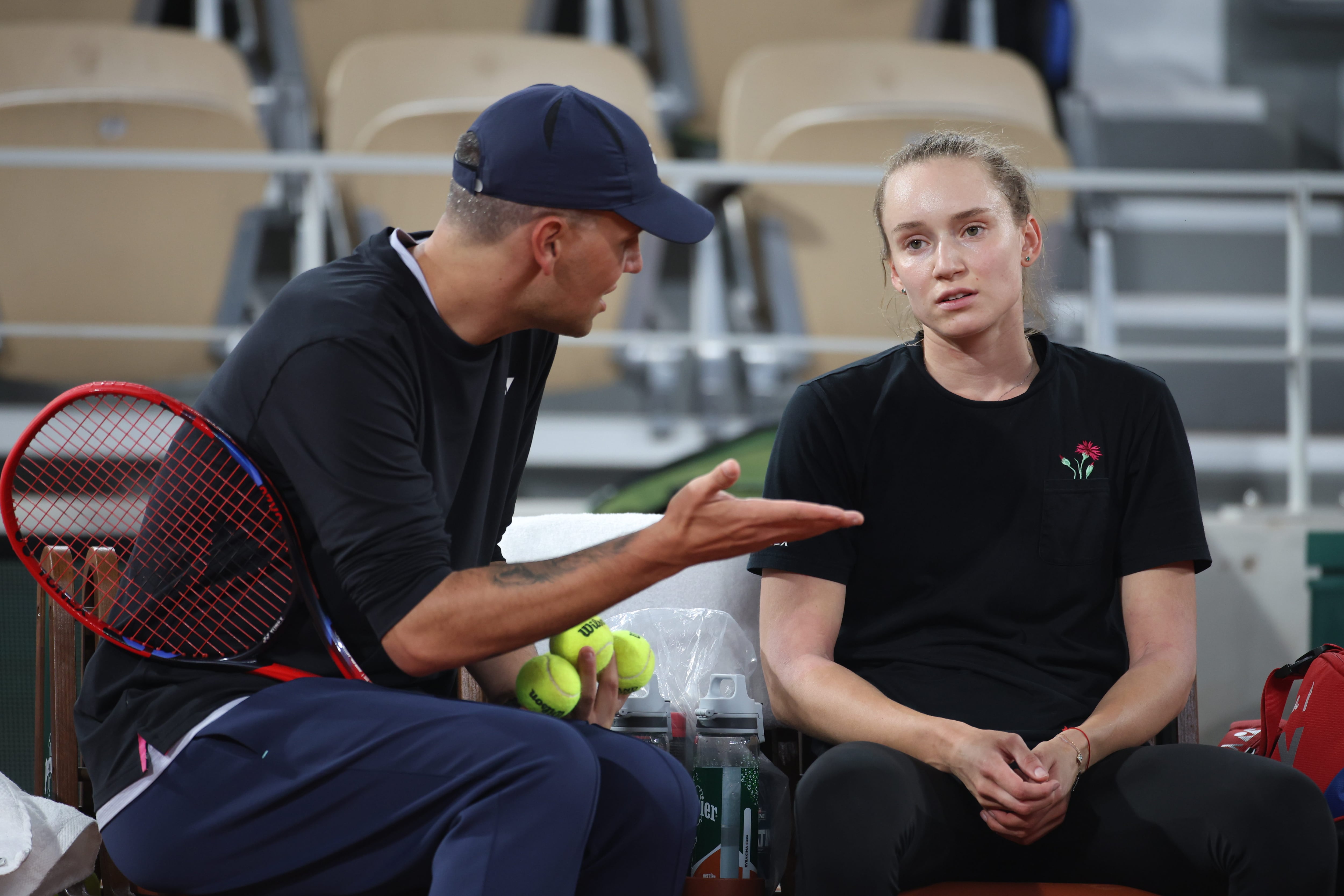 Elena Rybakina recibe instrucciones de Stefano Vukov durante un entrenamiento