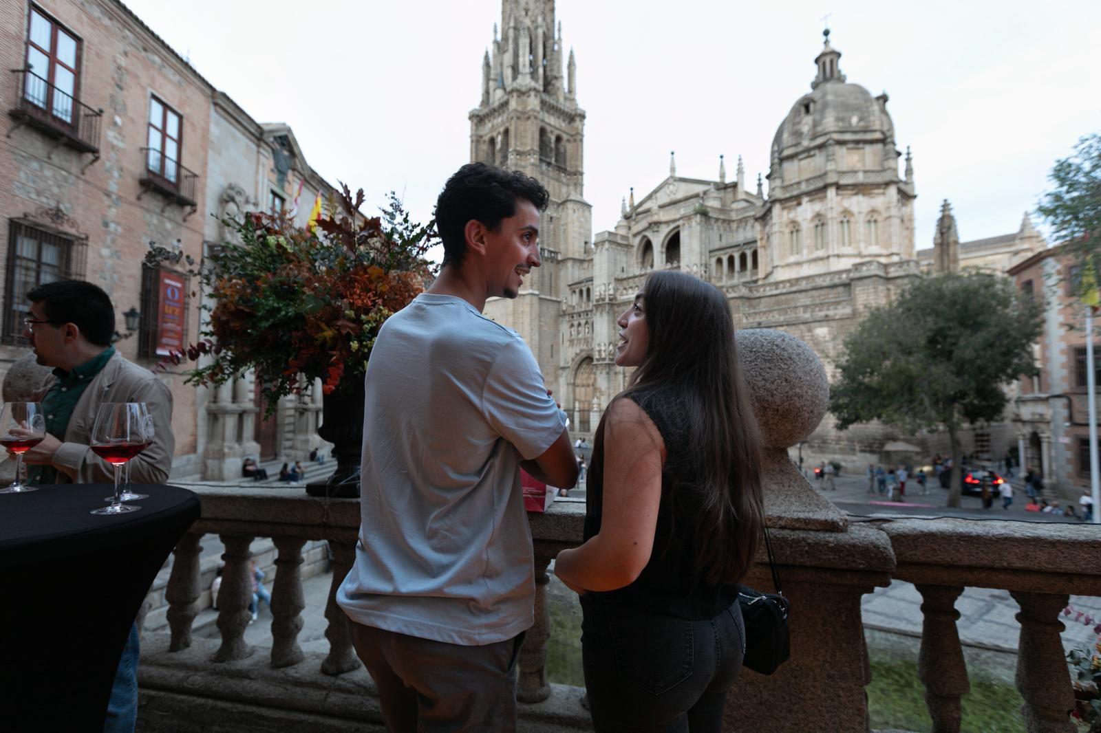 Participantes en la segunda edición de DegusTO en la balconada de la Casa Consitorial