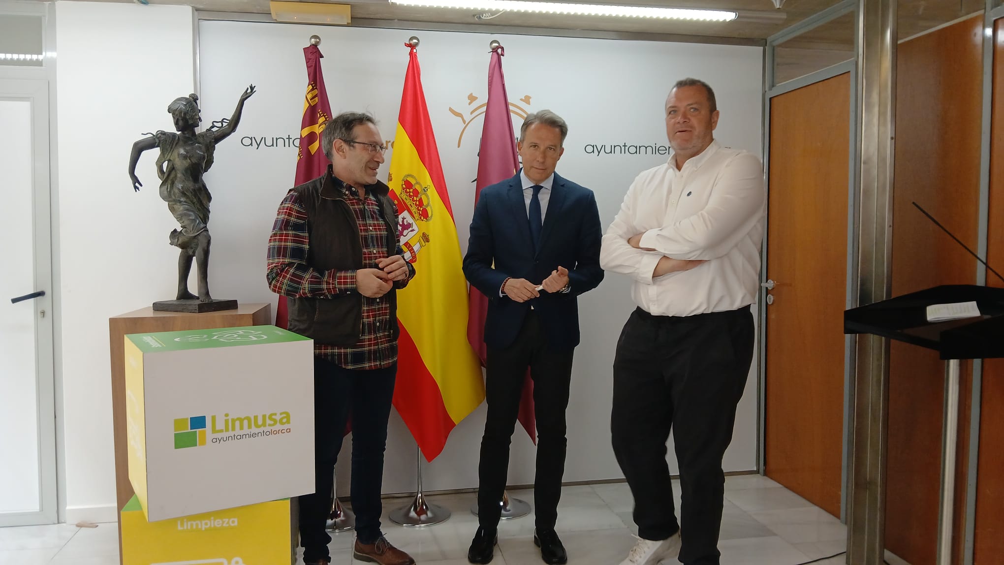 Fulgencio Gil, alcalde de Lorca junto al responsable de comunicación de Limusa, Alberto y Juan Miguel Bayonas, edil de Limusa