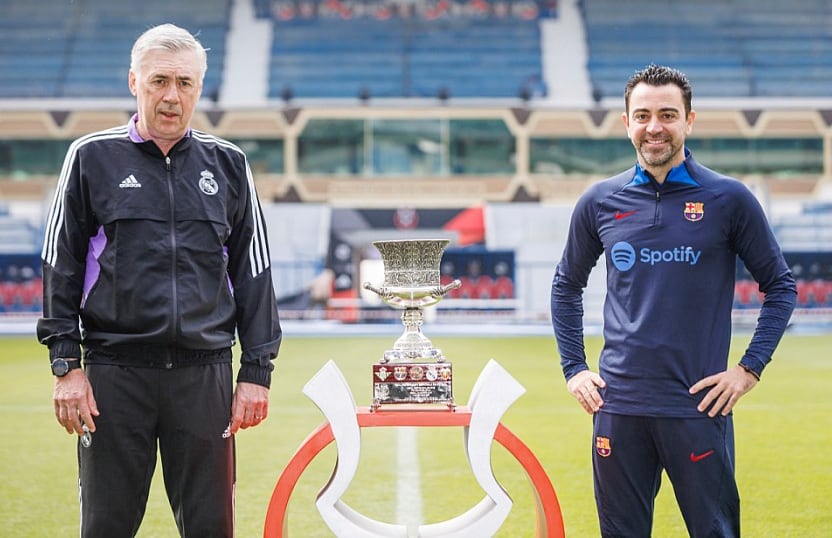 Ancelotti y Xavi posan con la Supercopa.