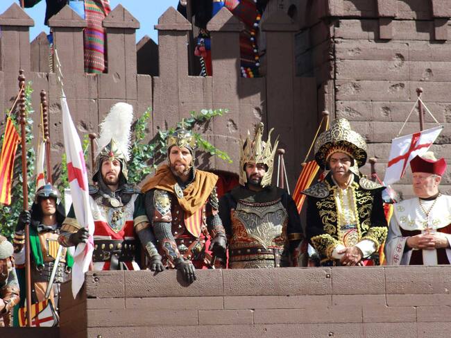 Antonio Delgado, embajador cristiano, contestando a su homólogo y acompañado por el capitán de la Filà Alcodianos, Saoret Albero; del alférez de la Filà Andaluces, José Cortés; de Mossén Torregrosa, Rafael Domínguez; y de Jordi Seguí, sargento cristiano.