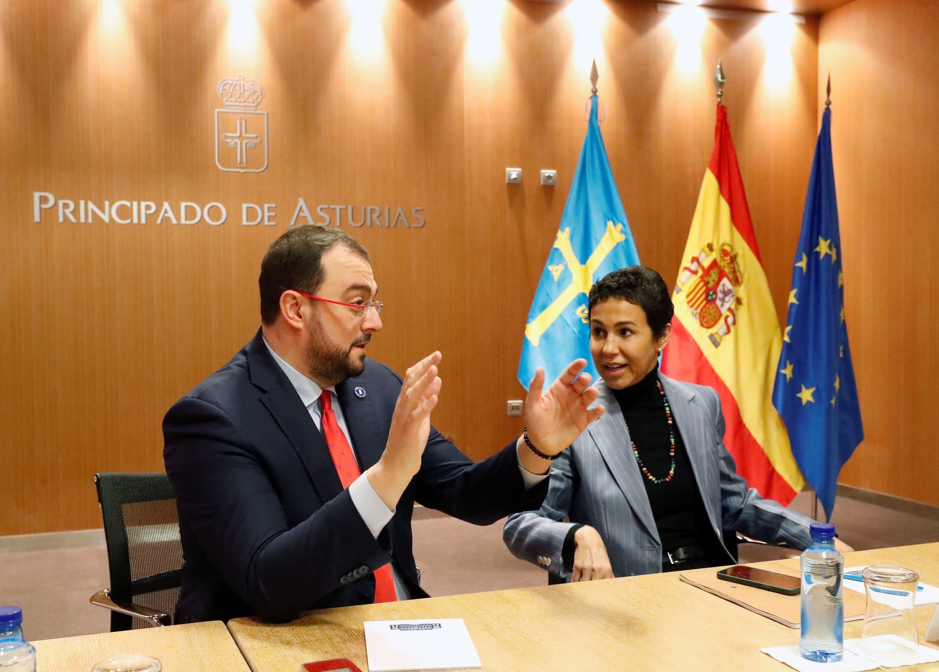 Paro de Vera en una imagen de su visita a Asturias de este martes junto al presidente del Principado.