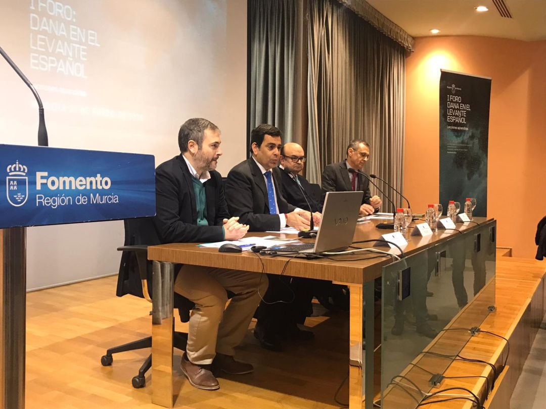 José Ramón Díez de Revenga, en el centro, durante la inauguración del I Foro DANA, organizado por Fomento