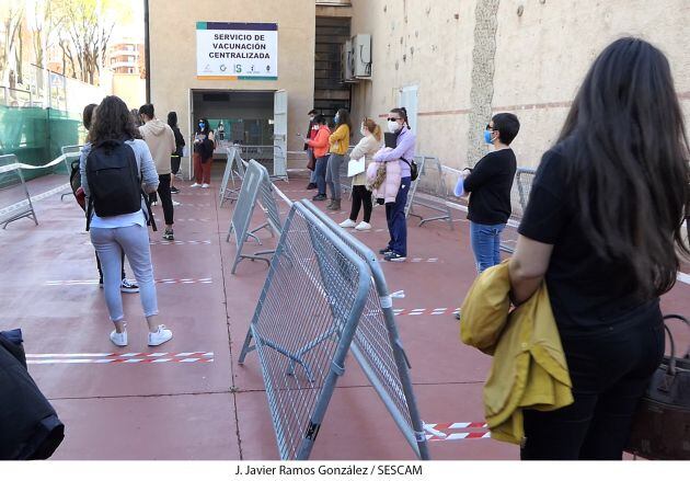 Entrada docentes al Polideportivo S. José para la vacunación