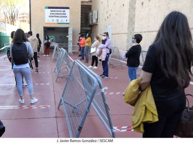 Entrada docentes al Polideportivo S. José para la vacunación