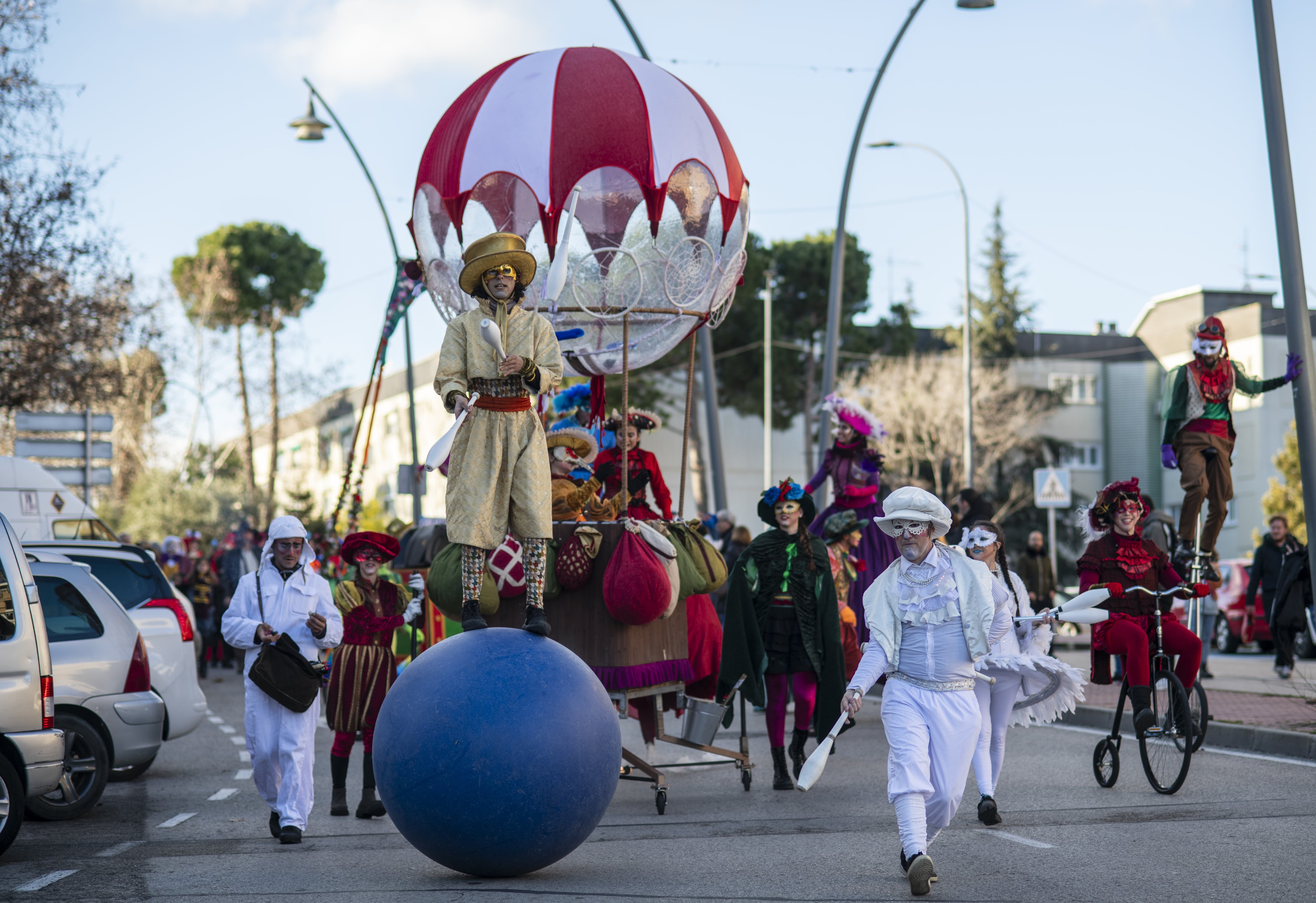 Personas participando en un desfile de Carnaval