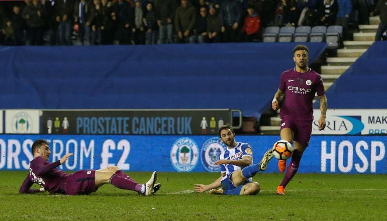 Will Griggs del Wigam marca el primer y único gol del partido. 