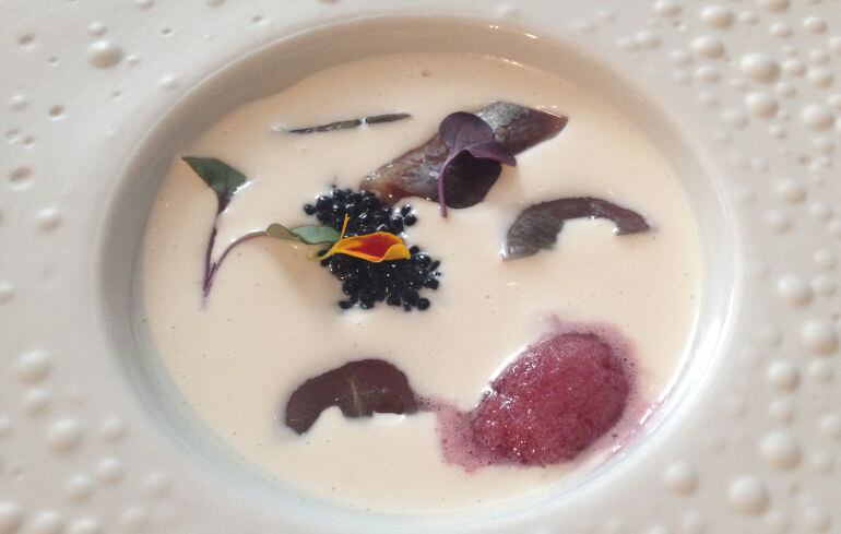 Ajoblanco con sardina ahumada, granizado de vino tinto y huevas de pez volador (Arrayán).