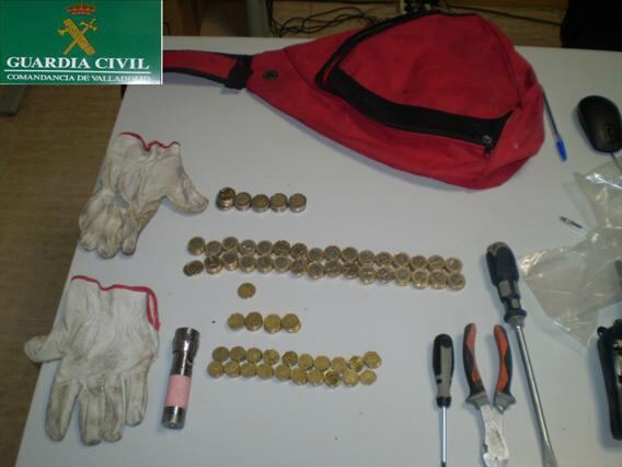 Herramientas, guantes y demás material incautado en las dependencias de los atracadores