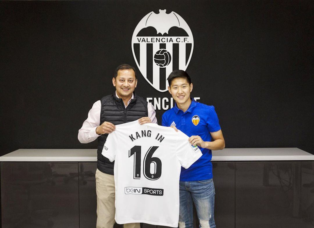 Kang In, junto a Anil Murthy, presidente del Valencia. 