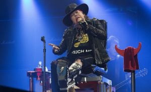 El vocalista Axl Rose, de Guns&#039; N Roses, acompaña a la banda australiana AC/DC durante el concierto de su gira mundial &quot;Rock od Bust&quot; ofrecido anoche en el estadio de La Cartuja