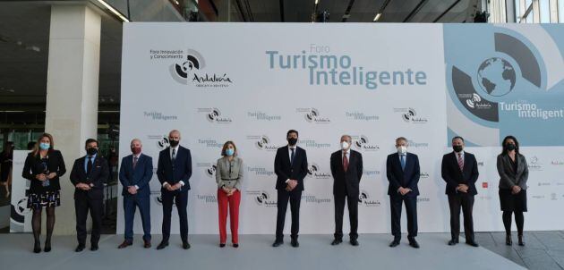 Responsables y autoridades en el Foro de Turismo Inteligente en FIBES