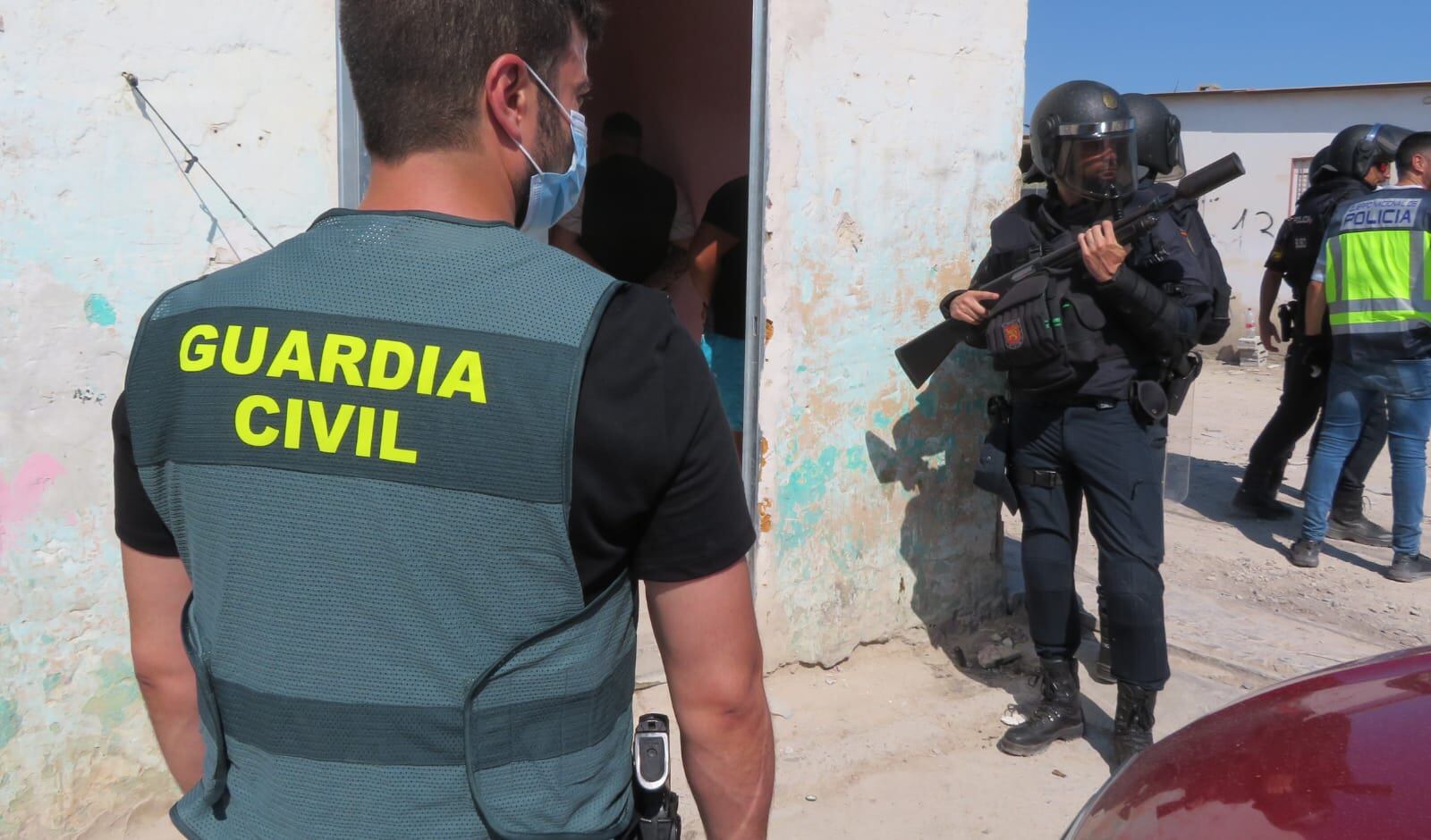 Más de doscientos agentes de ambos cuerpos participaron en la operación.