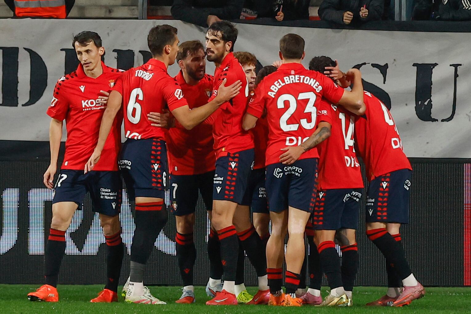 Los jugadores de Osasuna celebran tras marcar ante el Levante en el estadio de El Sadar