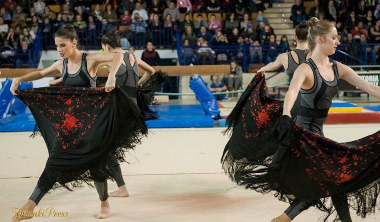 El equipo de gimnasia rítmica que consiguió la medalla de plata en los Juegos Olímpicos de Río cerró la gala de Mendizorroza.