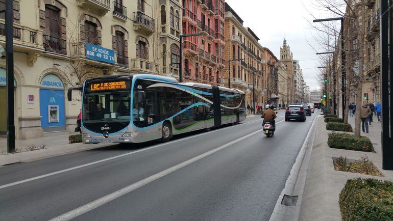 Autobuses urbanos de Granada de la línea LAC por la Gran Vía este martes