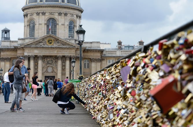 El peso de los candados  tumba una barandilla de Le Pont des Art en la capital francesa.