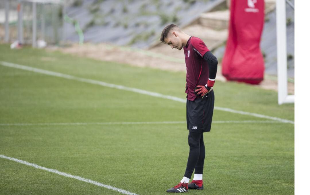 Remiro, cabizbajo en un entrenamiento en Lezama