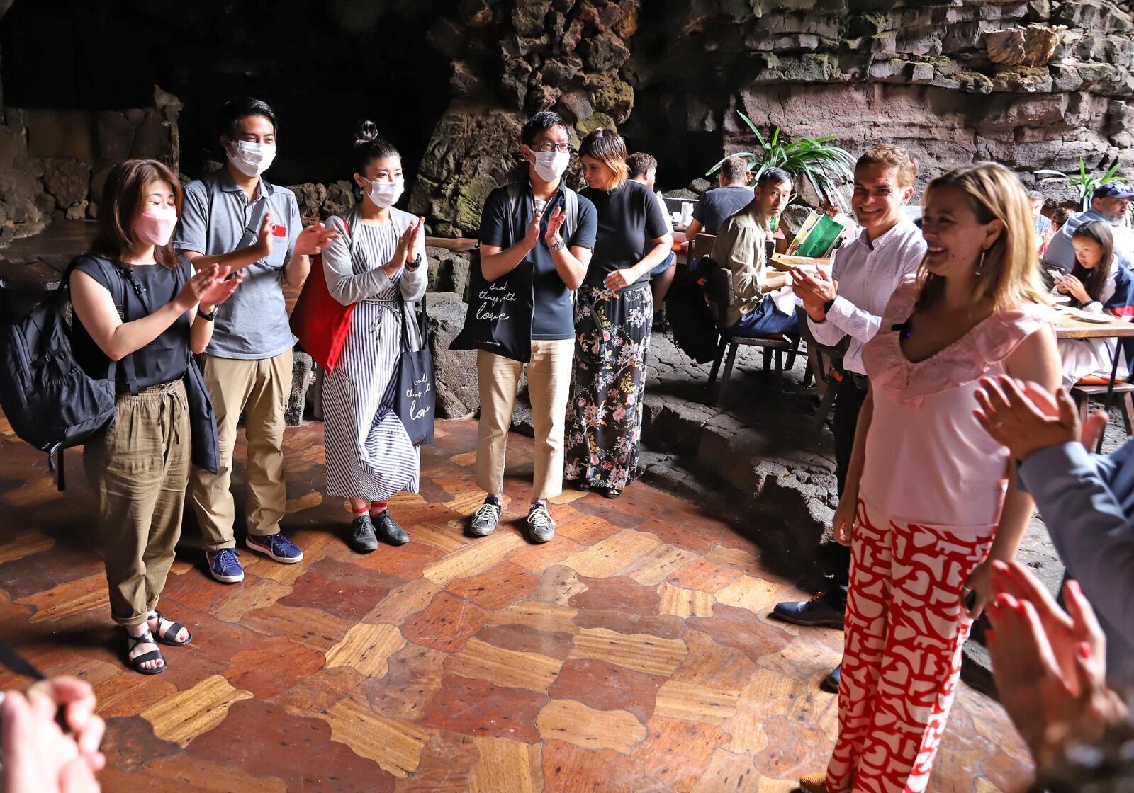 María Dolores Corujo, presidenta del Cabildo de Lanzarote, dando la bienvenida a turistas japoneses en Jameos del Agua.