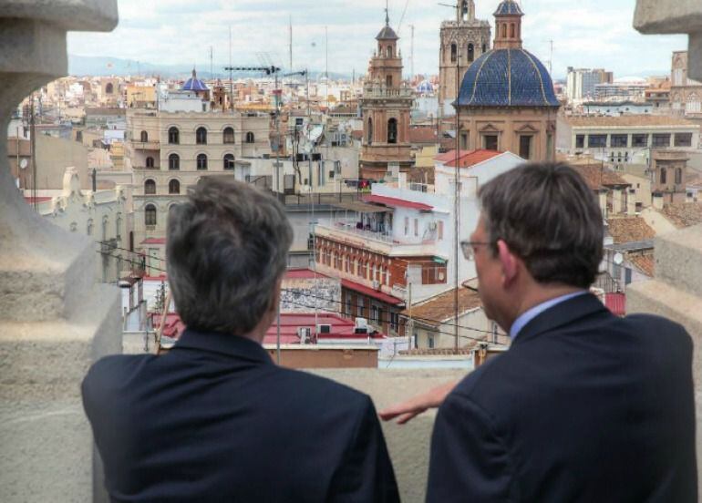 El President de la Generalitat Valenciana, Ximo Puig, junto al periodista Iñaki Gabilondo, contemplando la ciudad de Valencia