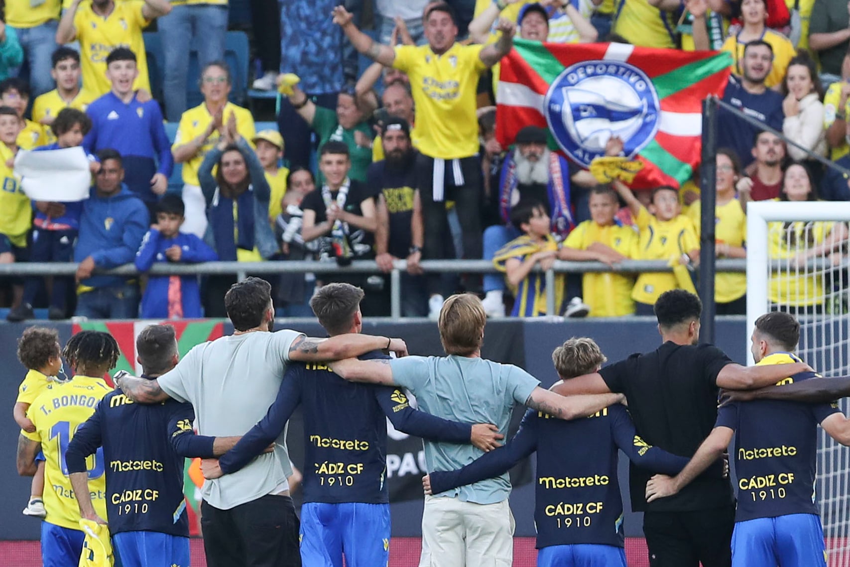 CÁDIZ, 28/05/2023.- Los jugadores del Cádiz celebran su victoria en el partido de Liga que enfrenta al Cádiz CF y al RC Celta de Vigo en el estadio Nuevo Mirandilla. EFE/Román Ríos
