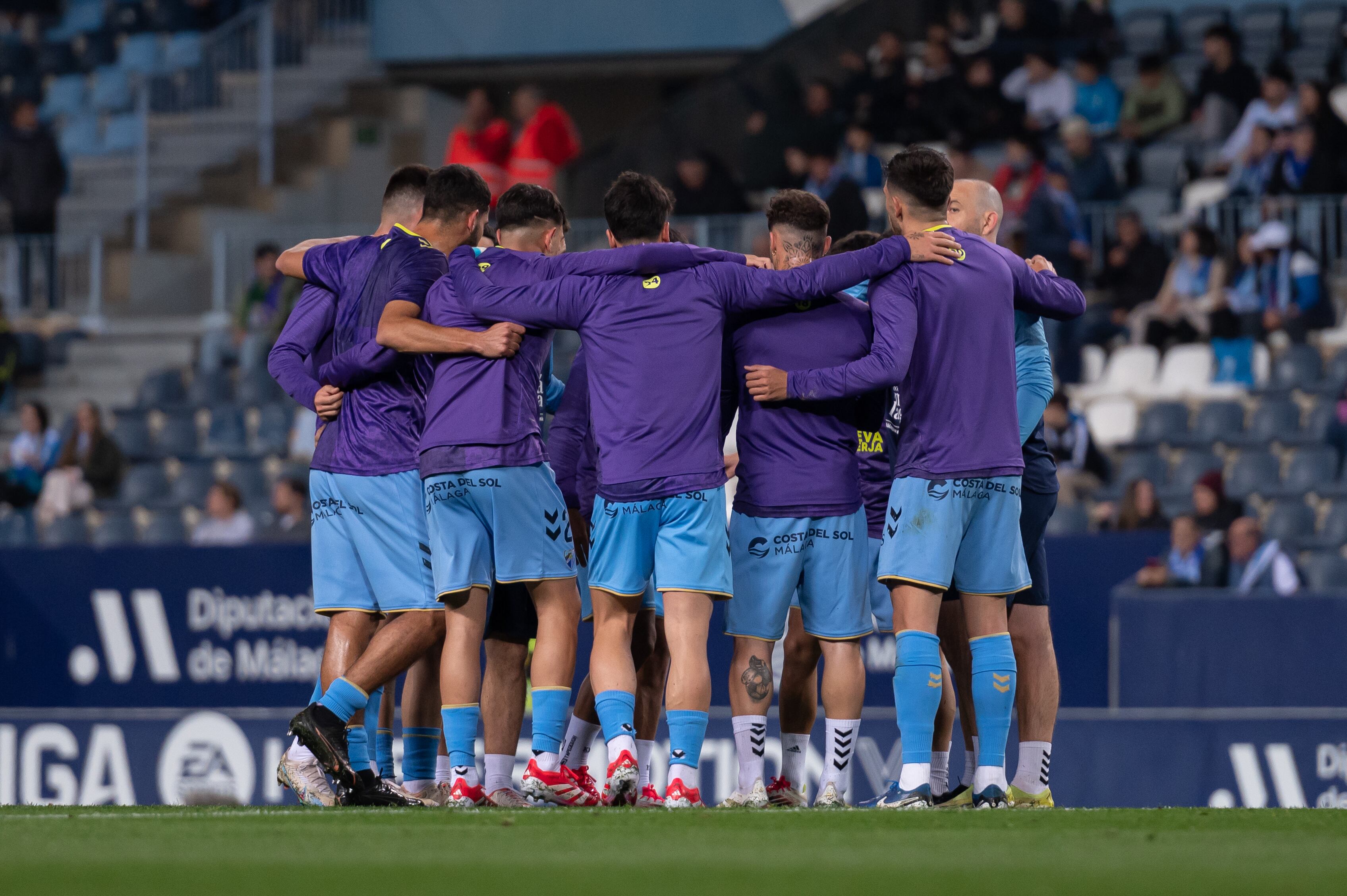 Los titulares del Málaga, en el corrillo previo antes de empezar un partido en La Rosaleda