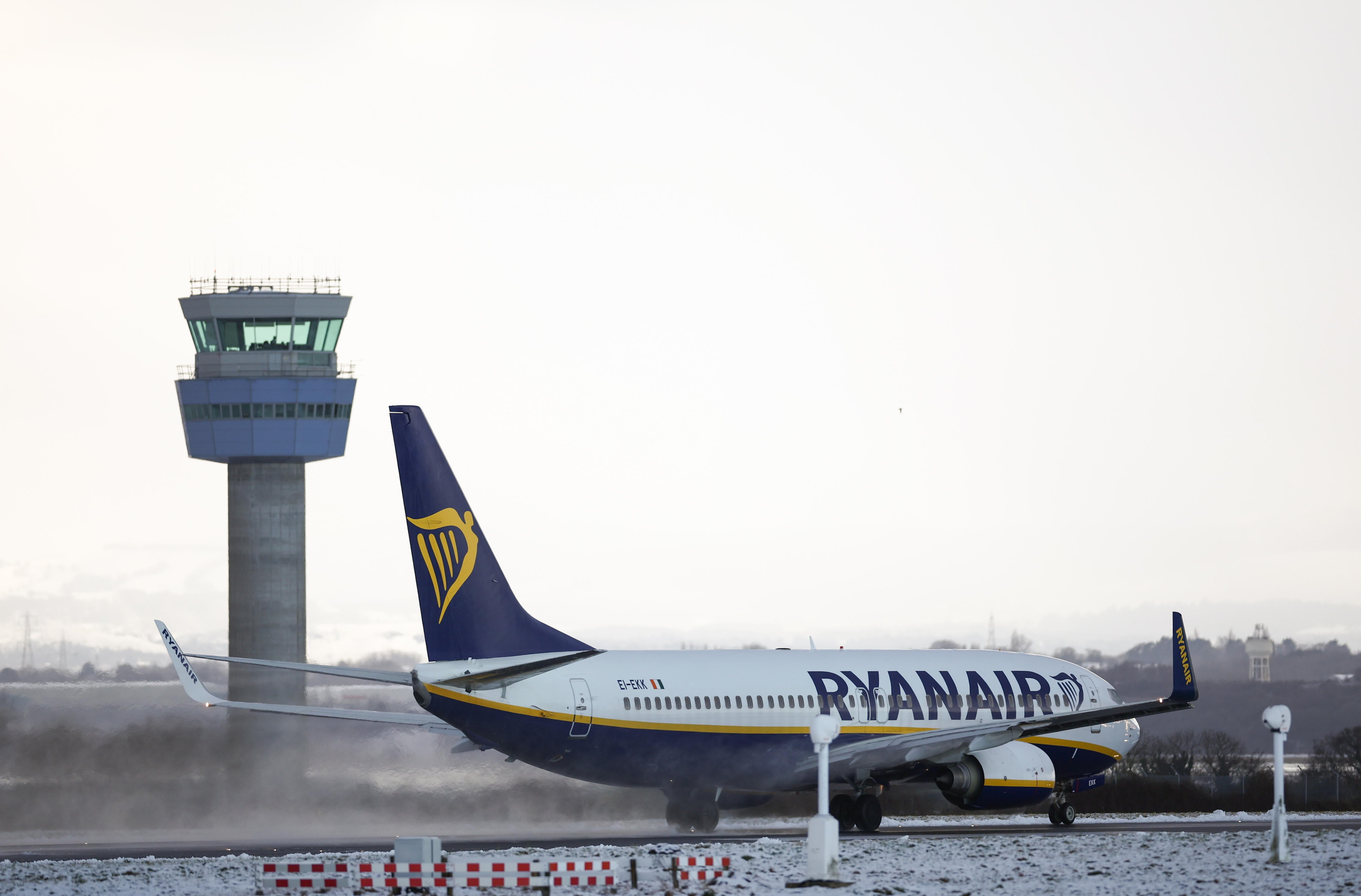 Foto de archivo de un avión de Ryanair despegando