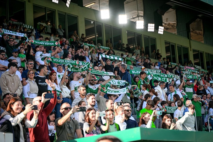 Aficionados del Elche en el estadio Martínez Valero