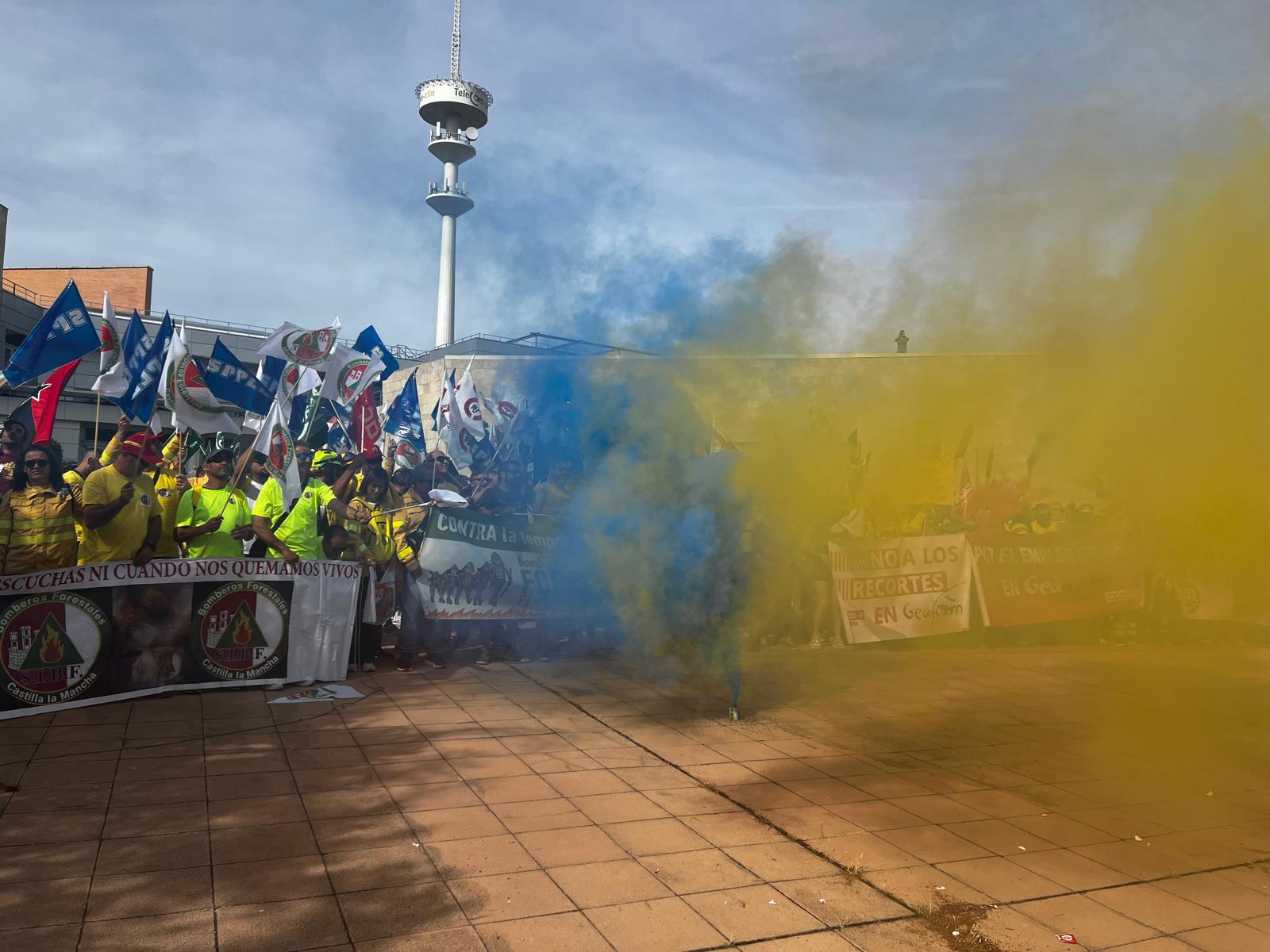 Bomberos forestales de Castilla-La Mancha se han concentrado este martes, 2 de septiembre, a las puertas de la Consejería de Desarrollo Sostenible para reclamar unas condiciones dignas en su trabajo.