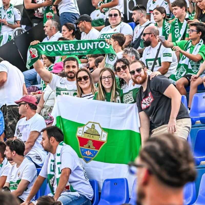 Aficionados del Elche animando a su equipo esta temporada