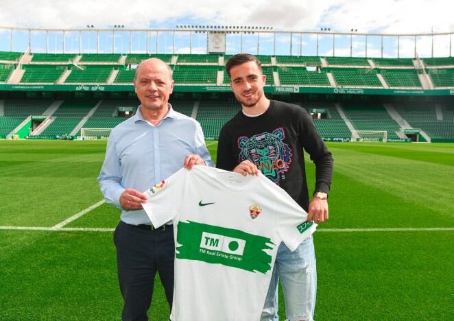 José Salinas posa con la camiseta del Elche junto al presidente Joaquín Buitrago