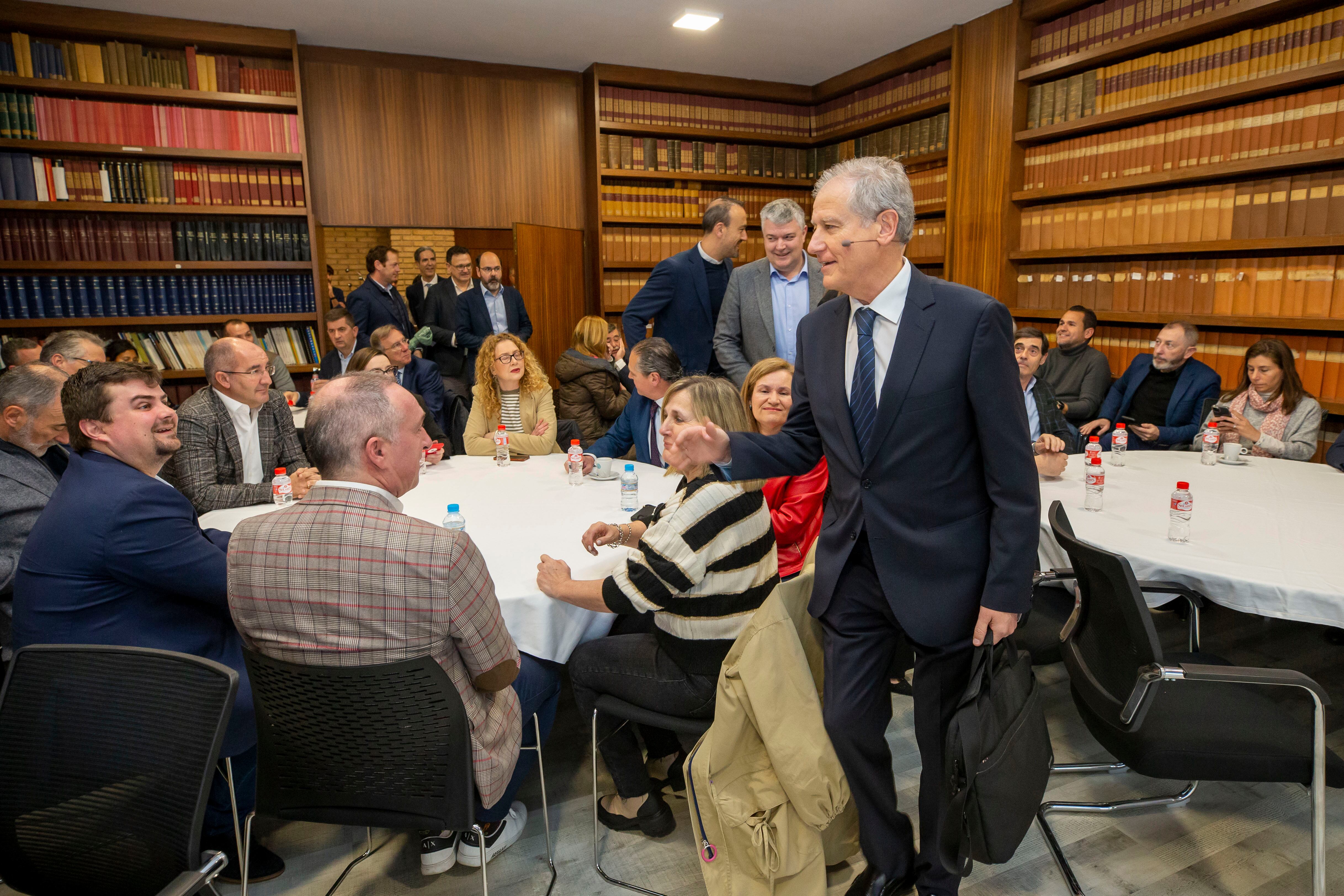 El consejero de Industria, Empleo, Innovación y Comercio, Eduardo Arasti, interviene en el Foro Besaya Futura con la conferencia &#039;Primeras medidas en materia de industria y empleo&#039;. 22 MARZO 2024 © Miguel De la Parra