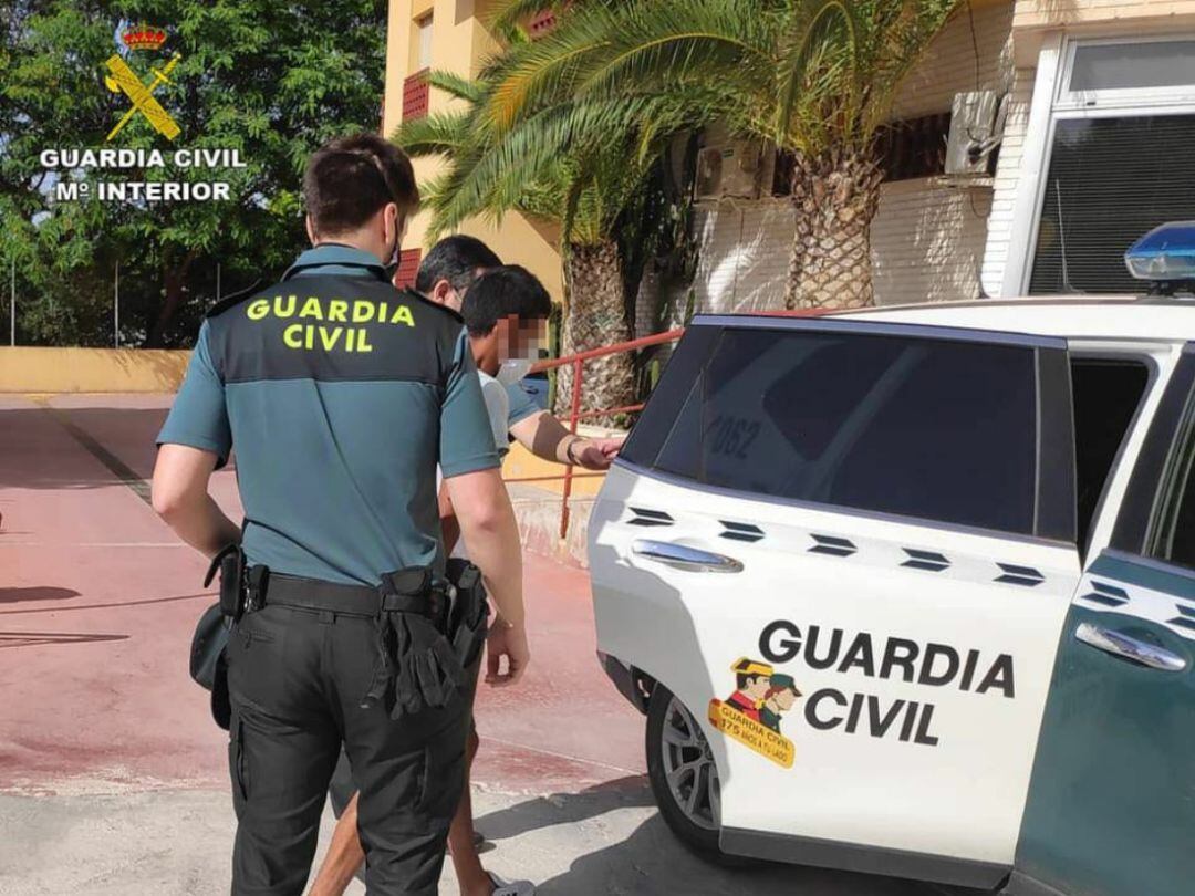 Momento de la detención del presunto exhibicionista en Aspe (Alicante)