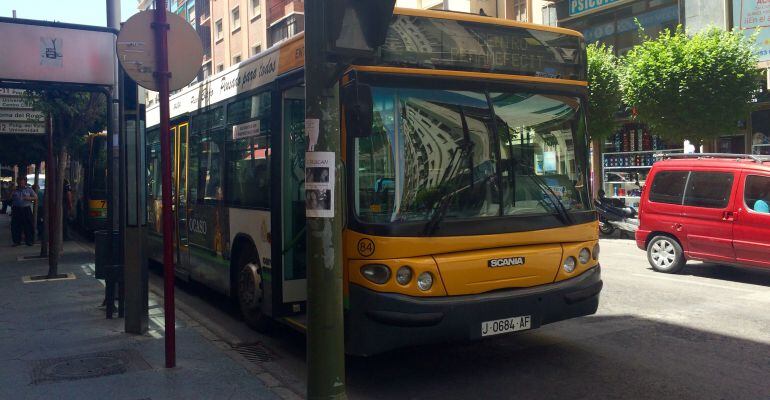 Un autobús urbano de Castillo en una parada en el centro de Jaén.