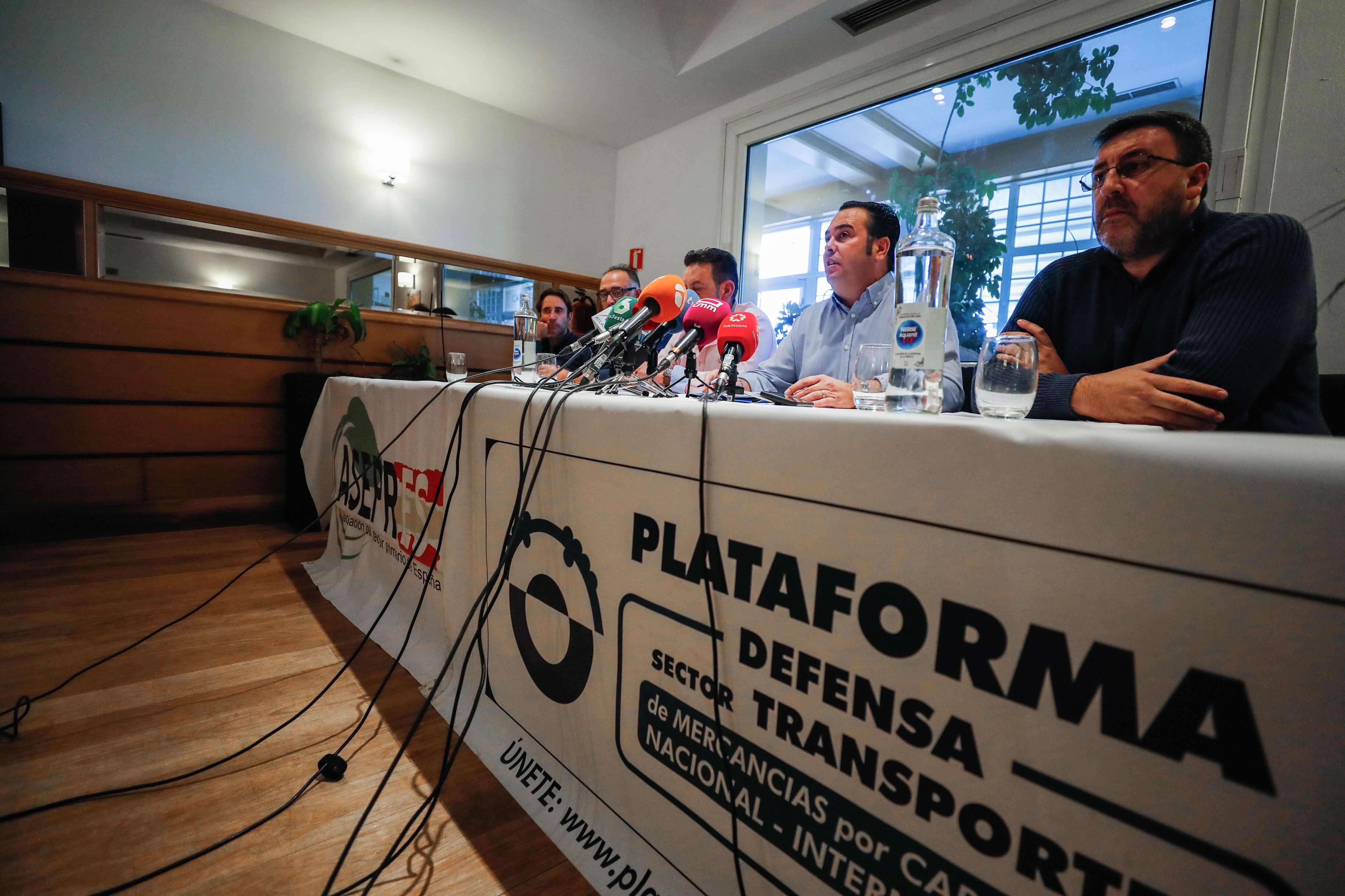 El presidente de la Plataforma Nacional para la Defensa del Transporte, Manuel Hernández (2d), y Celso Jimenez Calderón (3d), representante de la Asociación del Sector Primario en España (ASEPRES), anuncian este lunes en una rueda de prensa en Getafe (Madrid) los resultados de las votaciones de las asambleas provinciales, que, con un 86 por ciento de los votos, han acordado secundar la iniciativa de convocar un nuevo paro indefinido desde la medianoche del domingo al lunes para protestar por el incumplimiento por parte de los cargadores de la ley de costes, que prohíbe trabajar a pérdidas. Esta organización de transportistas de mercancías por carretera -en su mayoría, autónomos- ya organizó el pasado marzo un paro que se mantuvo durante 20 días y provocó problemas en las cadenas de suministro que afectaron a buena parte del territorio nacional. EFE/ Luis Millán