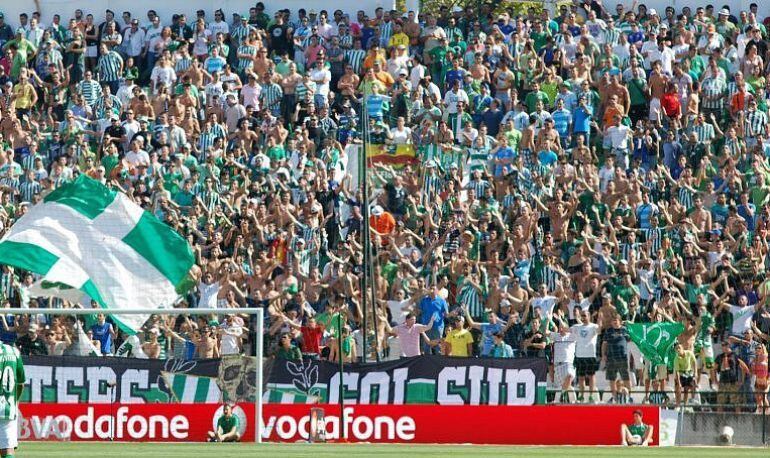 Afición bética en la grada donde se sitúan los Supporters Gol Sur