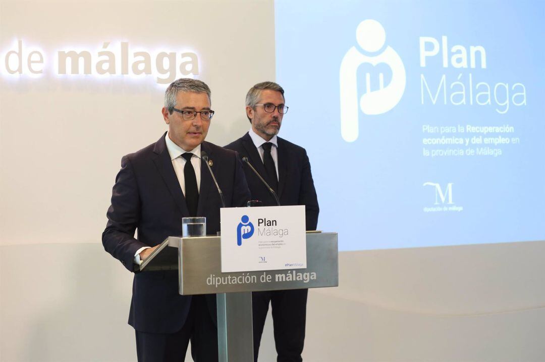 Francisco Salado, presidente de la Diputación de Málaga, y Juan Carlos Maldonado, diputado de Empleo y Formación, en la presentación del plan la la recuperación económica y del empleo en Málaga. 