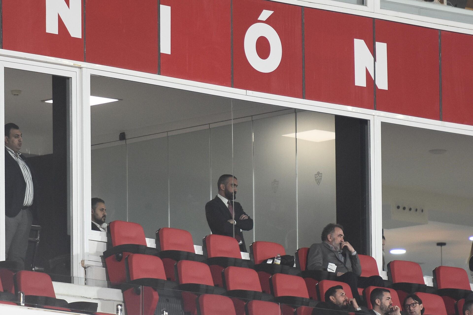 El CEO del Almería contemplando su obra.