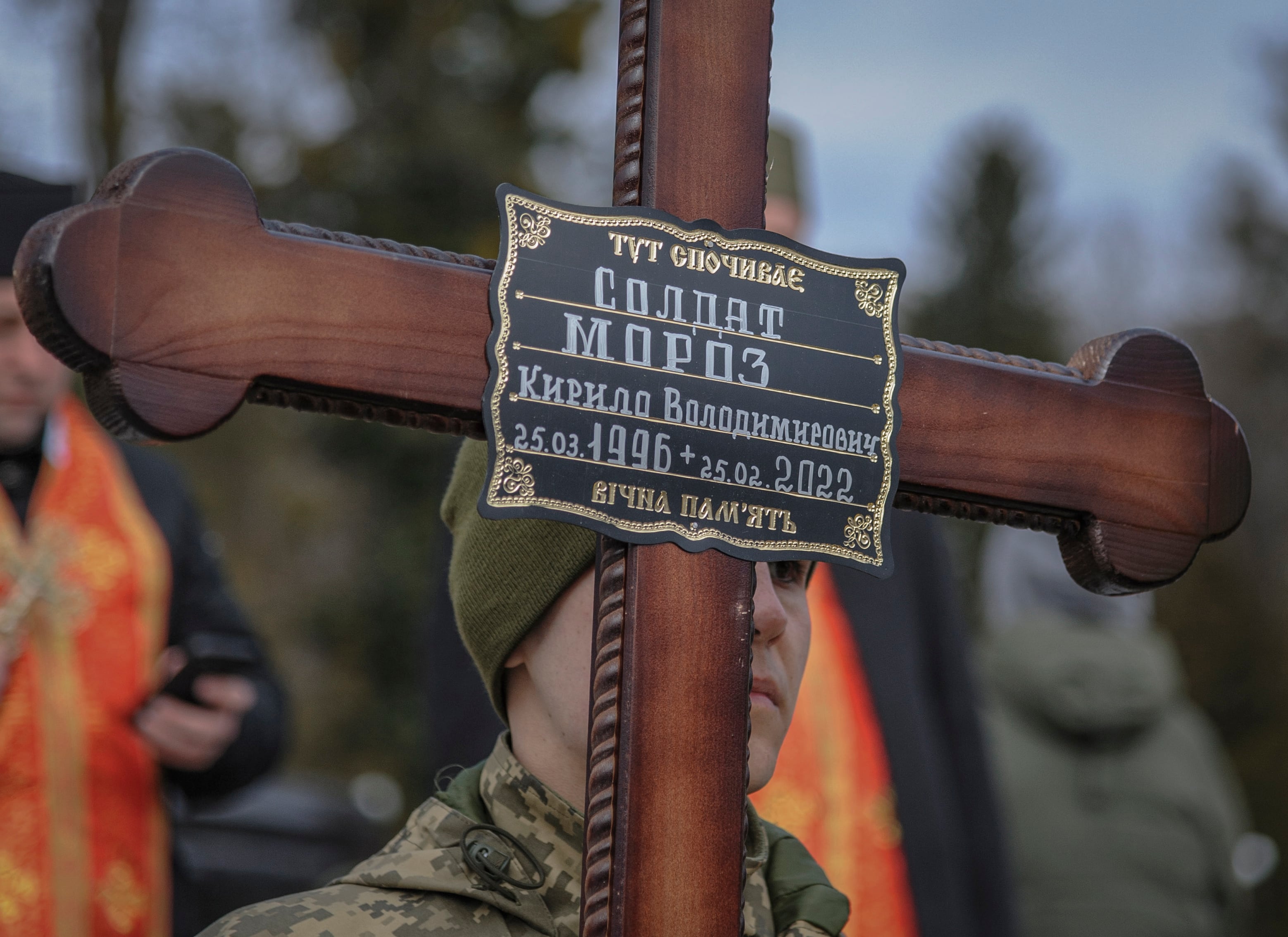 Lviv (Ukraine), 09/03/2022.- A Ukrainian serviceman holds a cross with sign &#039;Soldier Moroz Kiril Volodimirovich. Everlasting memory&#039; during a funeral ceremony of three Ukrainian soldiers killed in fighting with Russian forces, in Lviv, Ukraine, 09 March 2022. A memorial ceremony was held for three soldiers: Dmytro Kotenko, Kyrylo Moroz and Vasyl Vyshyvanyi, who were killed near the city of Kherson during Russia&#039;s aggression in Ukraine. (Rusia, Ucrania) EFE/EPA/MYKOLA TYS
