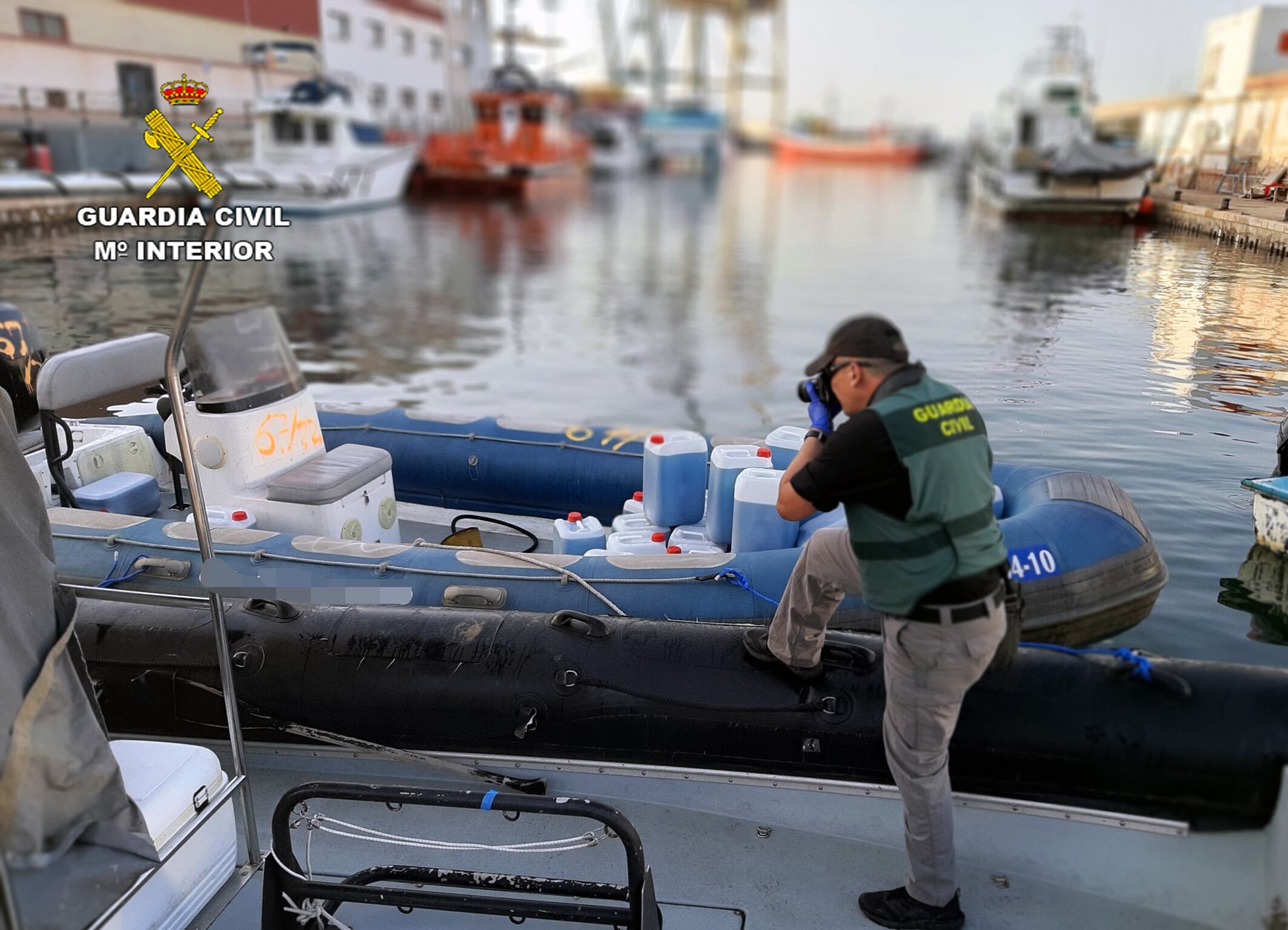 La Guardia Civil intercepta una lancha con 700 litros de combustible a bordo.